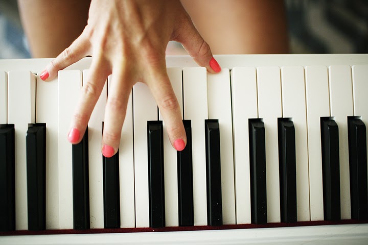 hand on piano